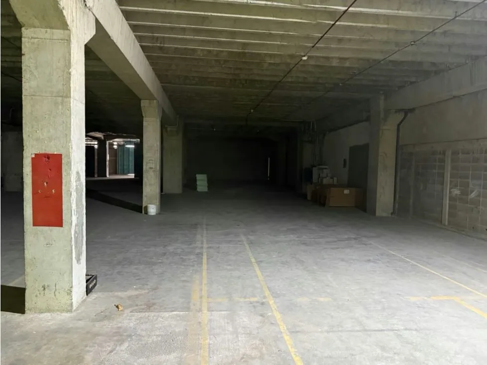 En alquiler galpón 2048m2. Zona Industrial Cloris. Guarenas - 11