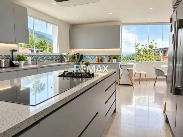 Quinta Remodelada en Venta en Las Palmas | Tres Niveles, 700 m² y Áreas Comerciales - 2