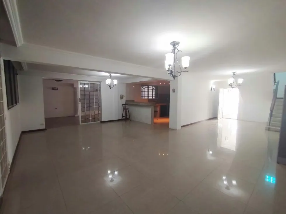 Casa Comercial en alquiler en La Trinidad (Galpón y oficinas) - 6