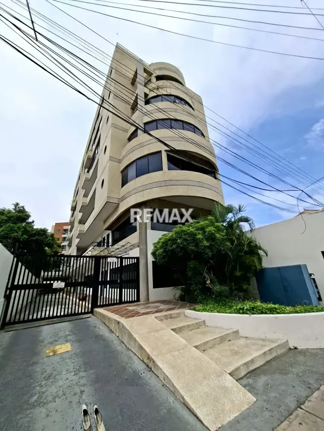 Exclusiva Oficina de 285 m² en Venta – Centro Empresarial Pineda y Pineda, Lechería - 2