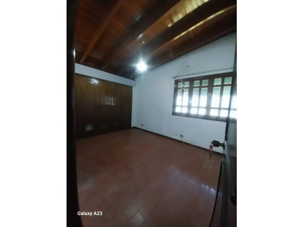 CASA EN VENTA/ALQUILER DE UN SOLO NIVEL EN CAURIMARE de 1096m2 - 18