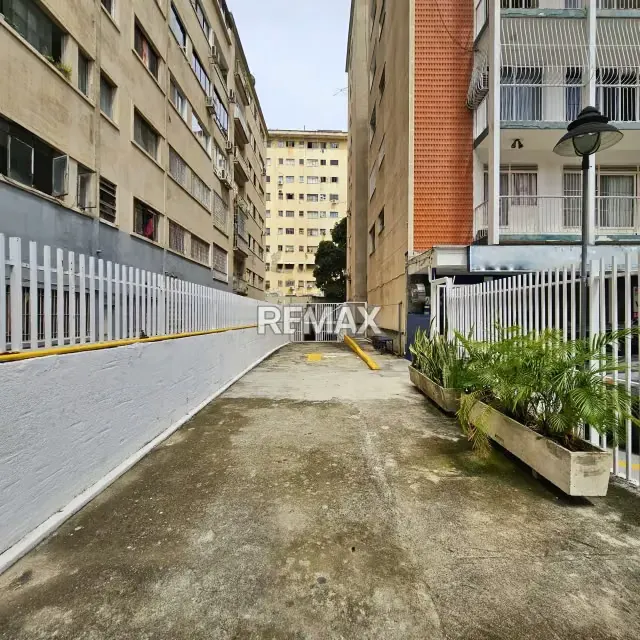 Venta Local Comercial en Los Palos Grandes - 2