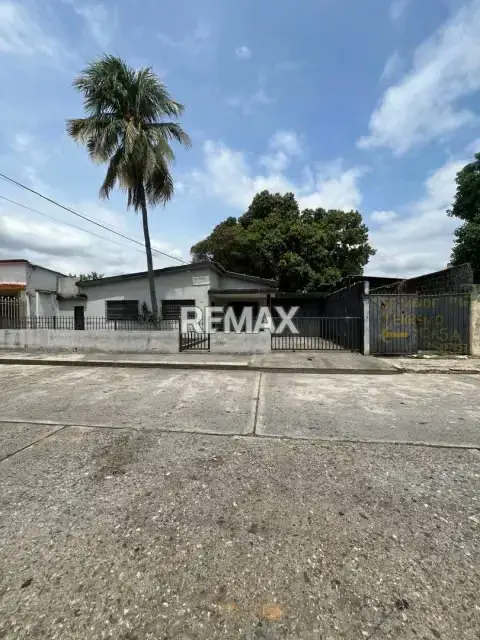 CASA CON TERRENO EN VENTA. SECTOR CENTRO ACARIGUA ESTADO PORTUGUESA.