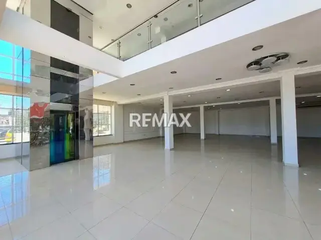 LOCAL COMERCIAL PREMIUM DE 2 NIVELES CON ASCENSOR PROPIO, A PIE DE CALLE, GRAN VITRINA COMERCIAL EN PORLAMAR, MUNICIPIO MARIÑO, ISLA DE MARGARITA