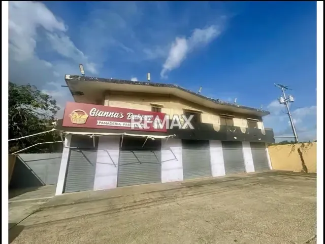 Se Vende Inmueble de 2 Niveles 1400m2 Local de Panadería Equipada y 3 Apartamentos en la Parte Alta