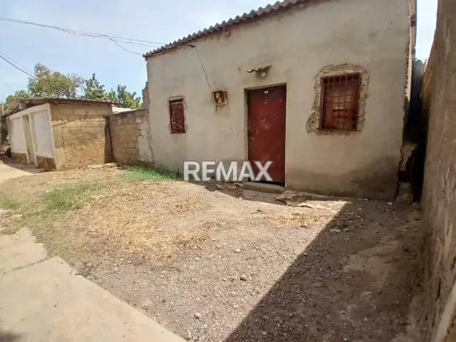 Se Vende Terreno con Bienhechurias en excelente ubicación Coro Edo Falcón