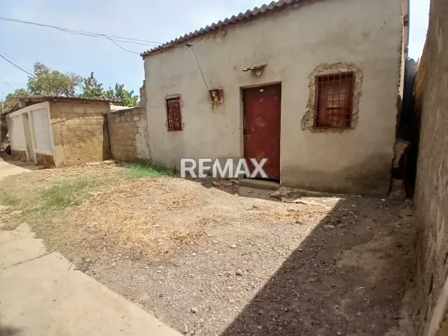 Se Vende Terreno con Bienhechurias en excelente ubicación Coro Edo Falcón