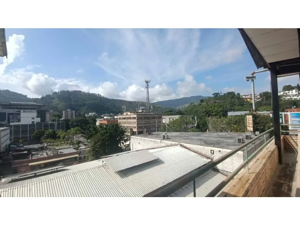 Vendo/alquilo edificio 3.200m2 Zona industrial La Trinidad 0733