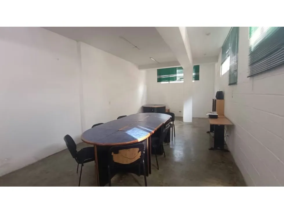 Vendo/alquilo edificio 3.200m2 Zona industrial La Trinidad 0733 - 11