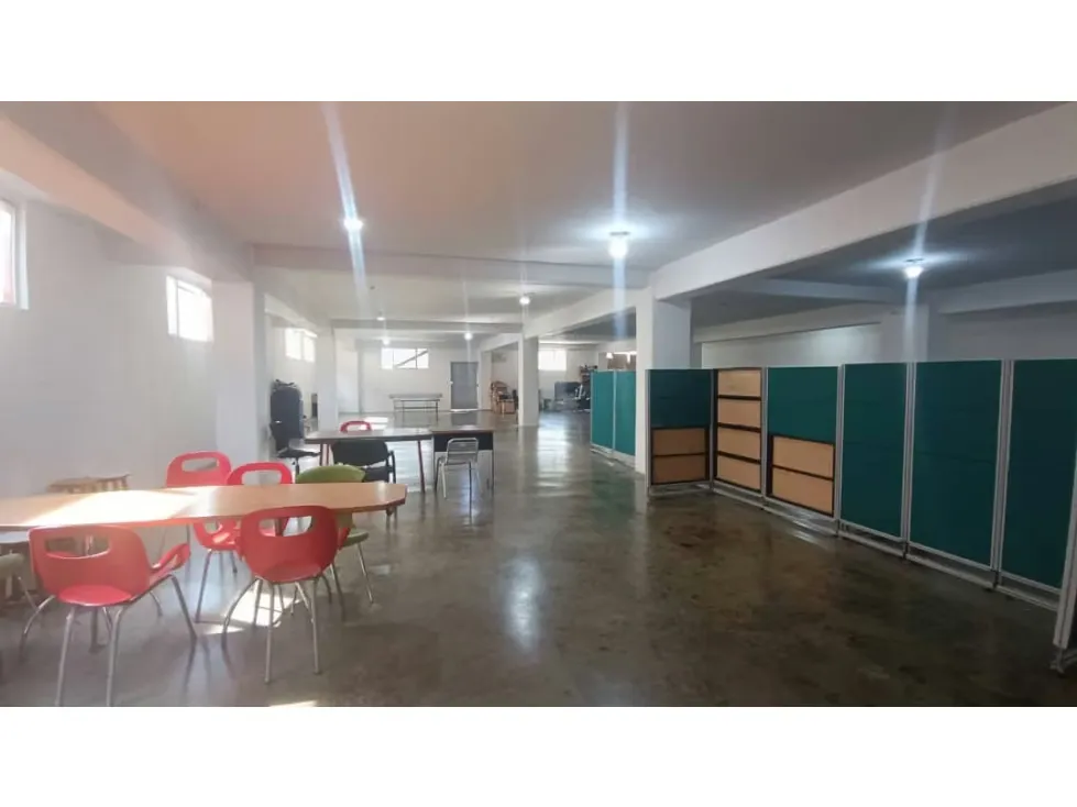 Vendo/alquilo edificio 3.200m2 Zona industrial La Trinidad 0733 - 12