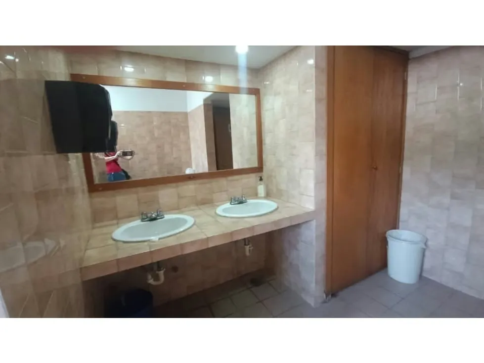 Vendo/alquilo edificio 3.200m2 Zona industrial La Trinidad 0733 - 13