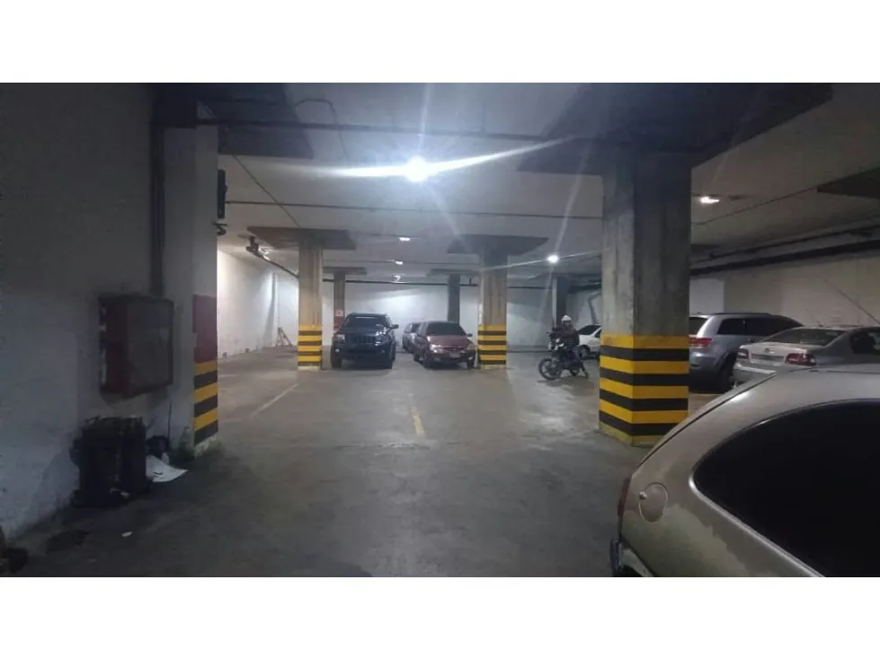 Vendo/alquilo edificio 3.200m2 Zona industrial La Trinidad 0733 - 16