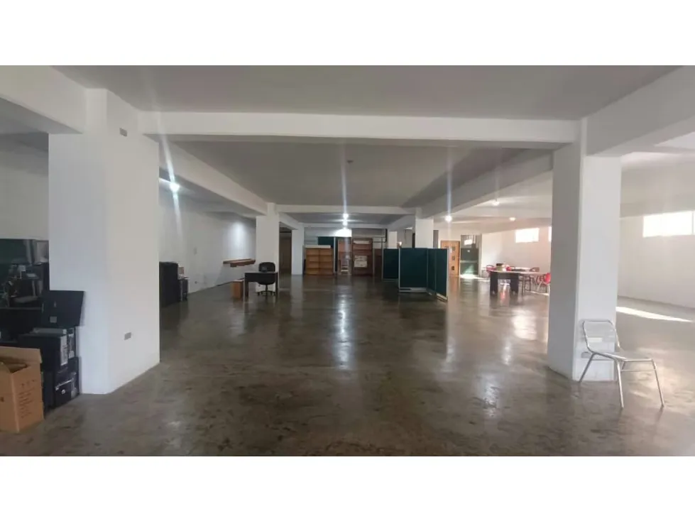 Vendo/alquilo edificio 3.200m2 Zona industrial La Trinidad 0733 - 21