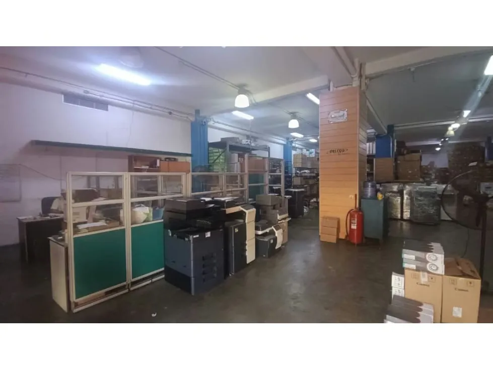 Vendo/alquilo edificio 3.200m2 Zona industrial La Trinidad 0733 - 22