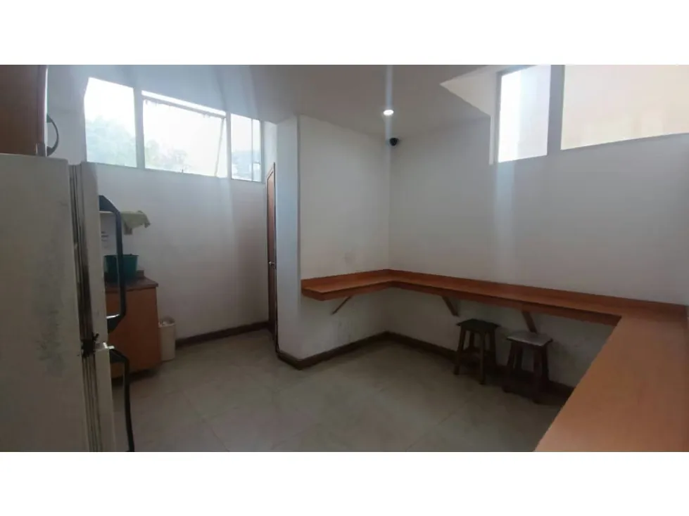 Vendo/alquilo edificio 3.200m2 Zona industrial La Trinidad 0733 - 23