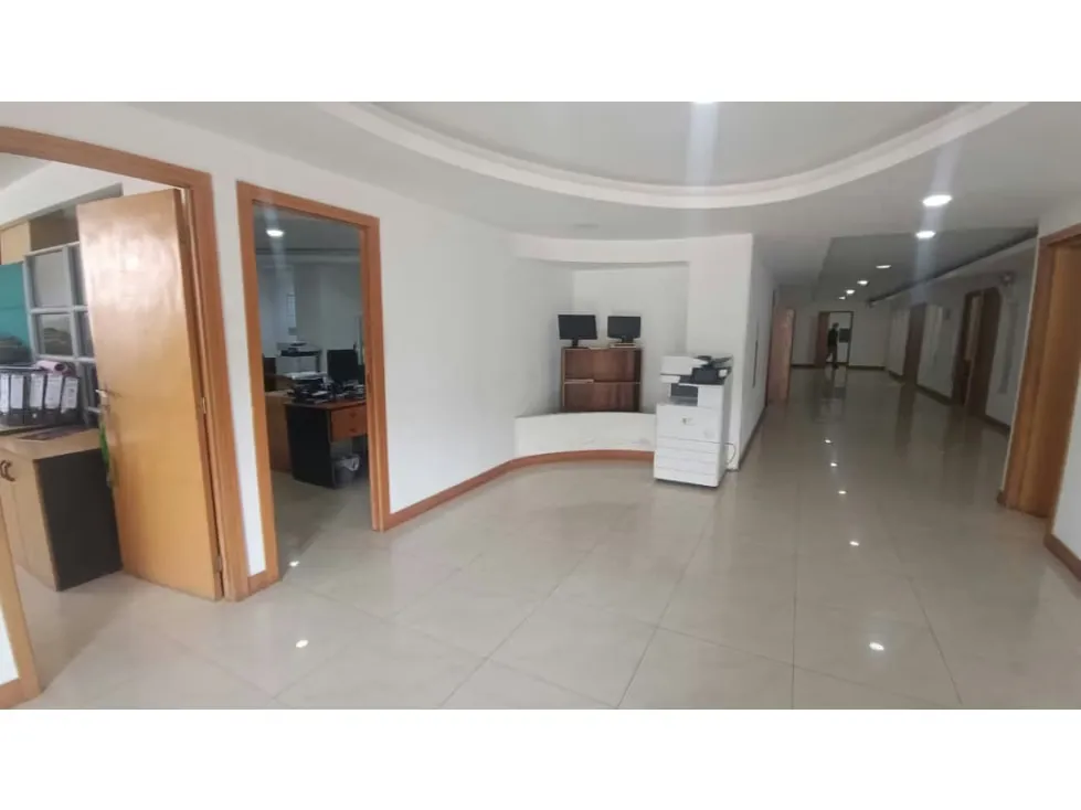 Vendo/alquilo edificio 3.200m2 Zona industrial La Trinidad 0733 - 3