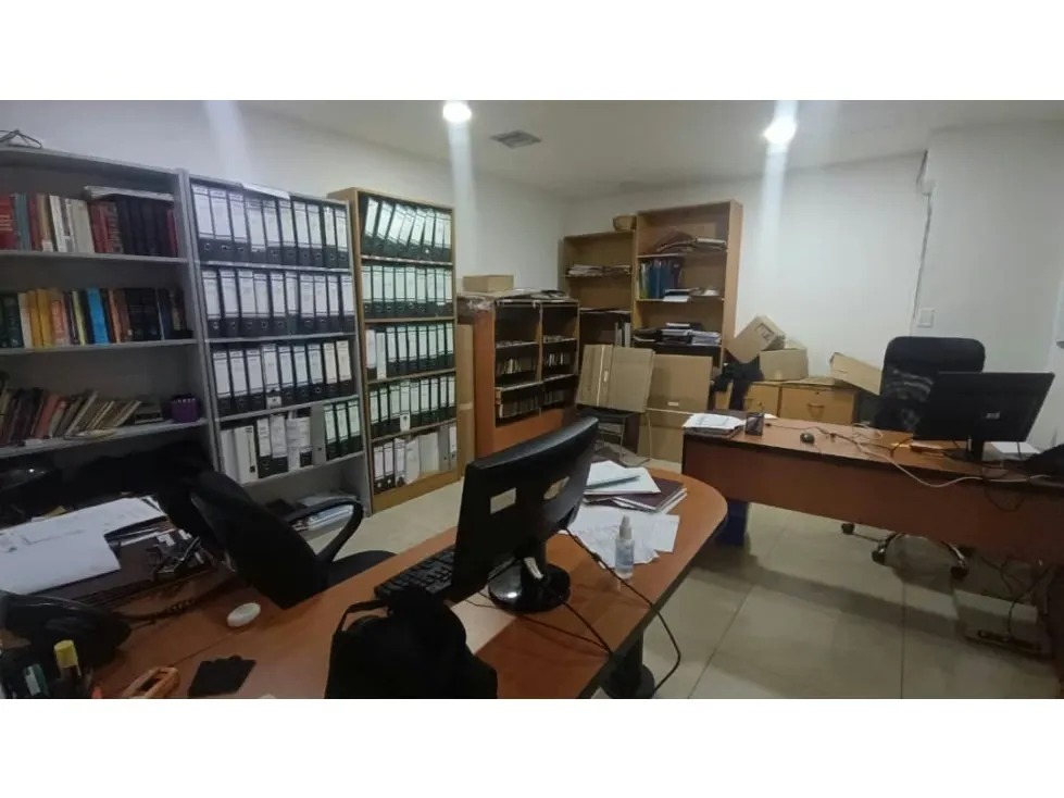 Vendo/alquilo edificio 3.200m2 Zona industrial La Trinidad 0733 - 5