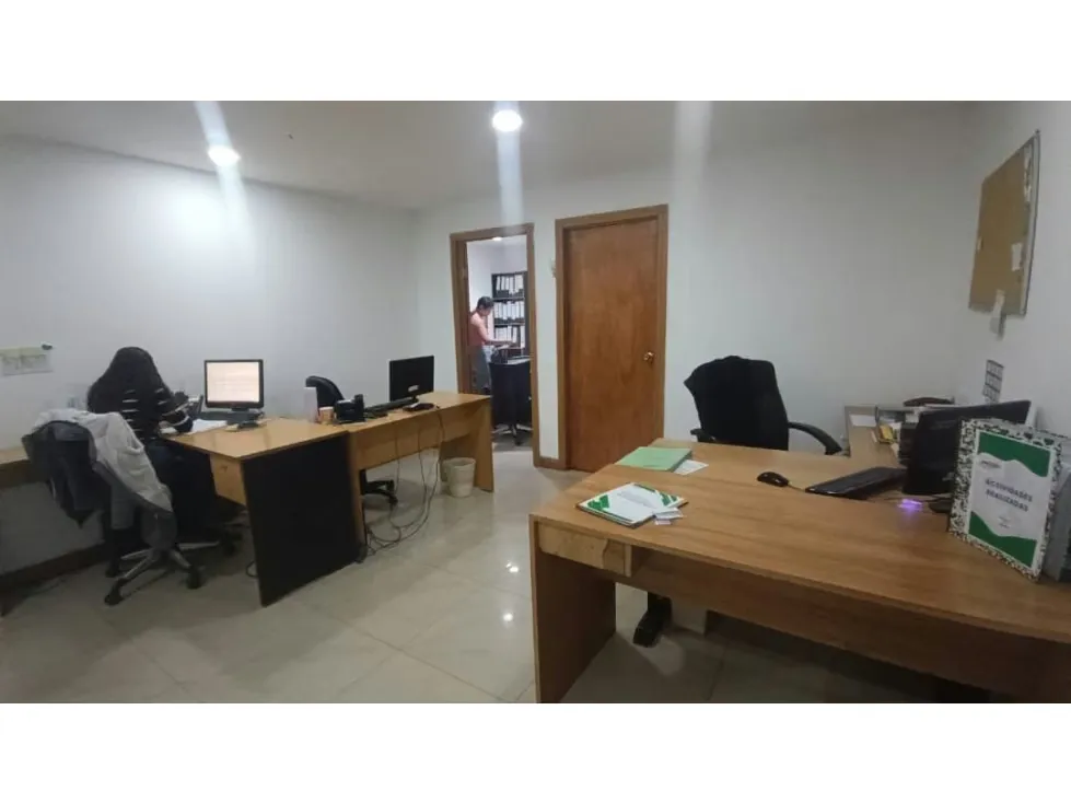 Vendo/alquilo edificio 3.200m2 Zona industrial La Trinidad 0733 - 7