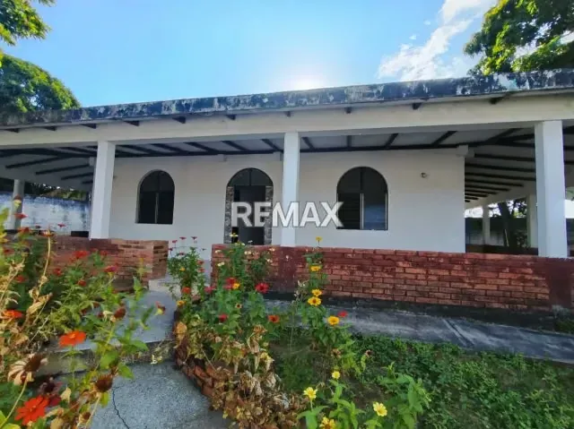 vendo Amplia Propiedad Multifuncional de 1.787 m² en Zanjón Colorado