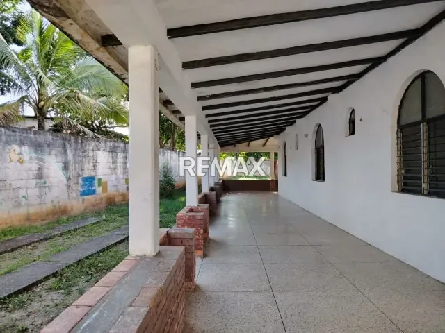 vendo Amplia Propiedad Multifuncional de 1.787 m² en Zanjón Colorado - 12