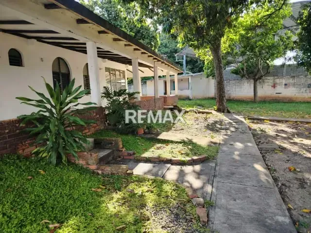 vendo Amplia Propiedad Multifuncional de 1.787 m² en Zanjón Colorado - 2