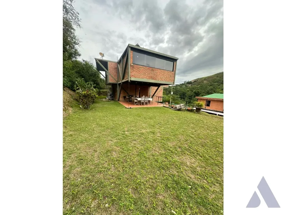 Vendo casa c/jardin en calle cerrada 337m2 Villanueva del Hatiilo 9005