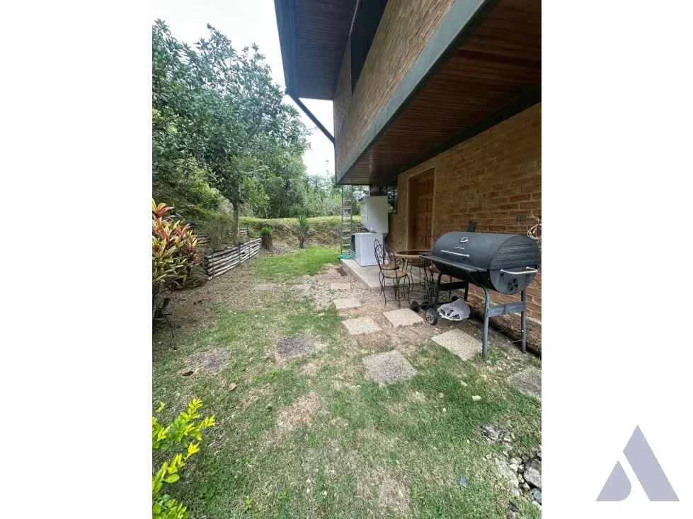 Vendo casa c/jardin en calle cerrada 337m2 Villanueva del Hatiilo 9005 - 11