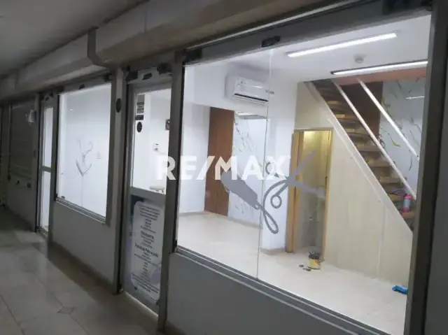 Venta de Local Funcional con Mezzanina - C.C. Villa Ávila