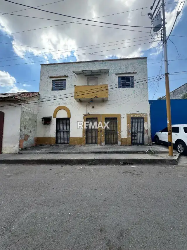 Casa con Potencial de Comercio a Remodelar a pocos metros av las ferias