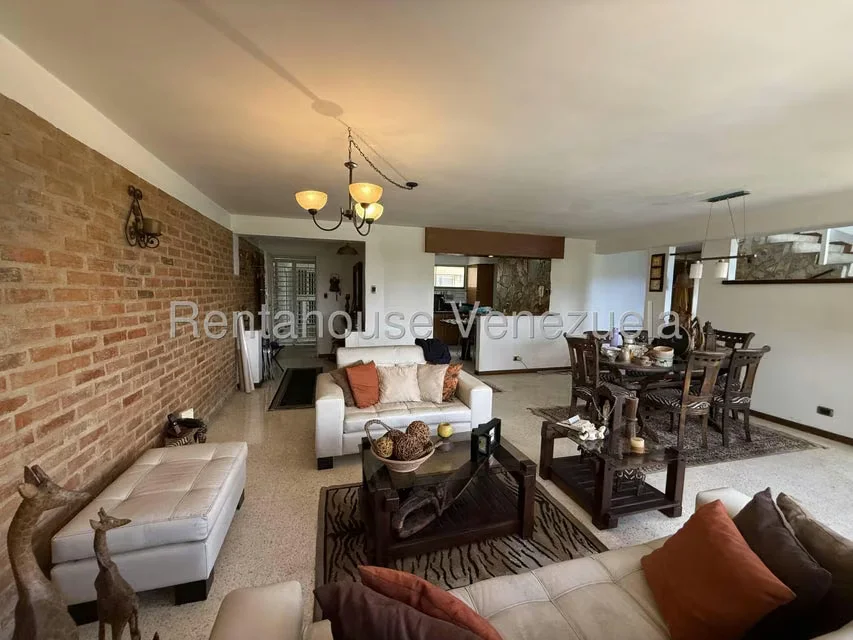 Apartamento (Duplex) en Venta en La Florida, Distrito Metropolitano - 2