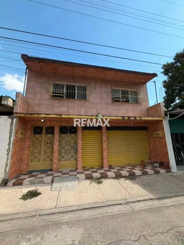 ¡Oportunidad Única para Inversionistas! Casa con local en Barrio La Democracia