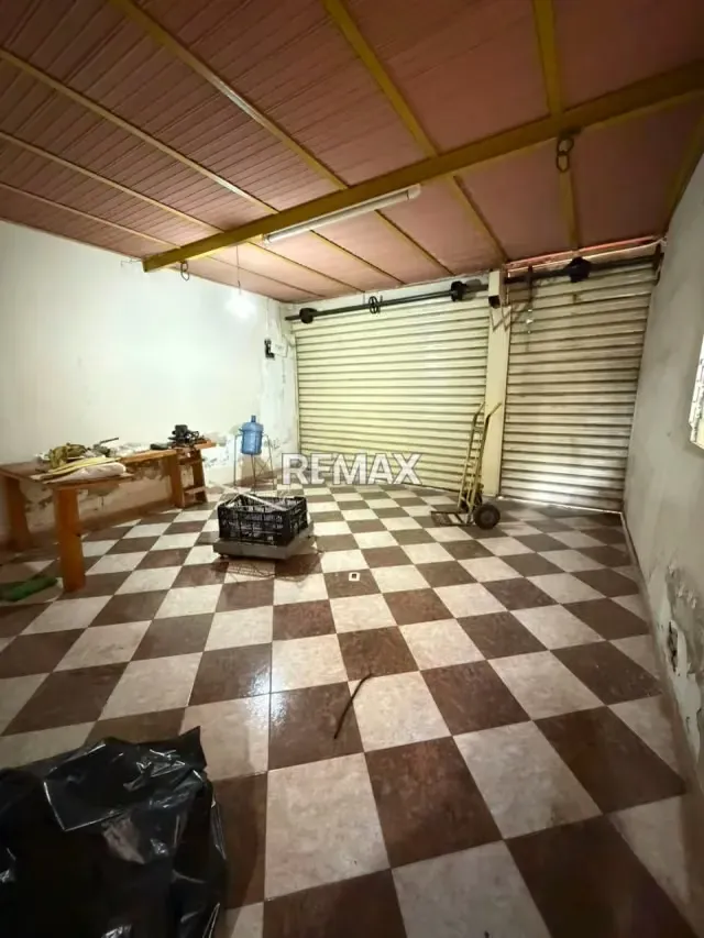 ¡Oportunidad Única para Inversionistas! Casa con local en Barrio La Democracia - 2