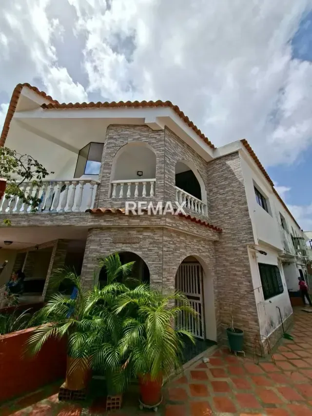 CASA MAS CINCO APARTAMENTOS EN JUAN GRIEGO