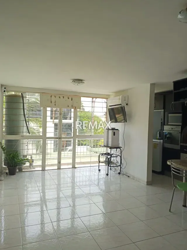 EN VENTA APARTAMENTO PARA MODERNIZAR UBICADO EN PISO BAJO EN RESIDENCIAS BOSQUE DEL REMANSO AV. COSTANERA NVA BARCELONA - 2