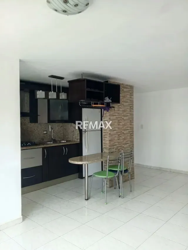 EN VENTA APARTAMENTO PARA MODERNIZAR UBICADO EN PISO BAJO EN RESIDENCIAS BOSQUE DEL REMANSO AV. COSTANERA NVA BARCELONA - 3