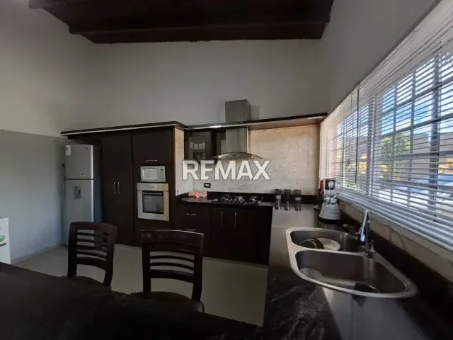 EN VENTA CASA UBICADA EN LA URB. VALLE DE LUNA, SECTOR TIPURO - 12