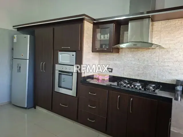 EN VENTA CASA UBICADA EN LA URB. VALLE DE LUNA, SECTOR TIPURO - 13