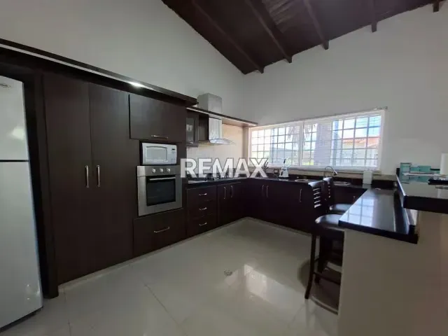 EN VENTA CASA UBICADA EN LA URB. VALLE DE LUNA, SECTOR TIPURO - 5