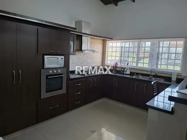 EN VENTA CASA UBICADA EN LA URB. VALLE DE LUNA, SECTOR TIPURO - 10
