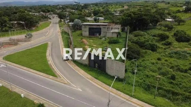 VENTA DE TERRENO CON GALPON CALLE B VIA SOTEICA Y TUNEL BARRIO EL PEGON YARITAGUA-YARACUY - 2