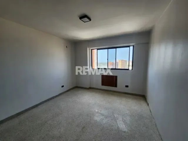 Se vende Apartamento en Edificio Neptuno, Sector la Lago - 14