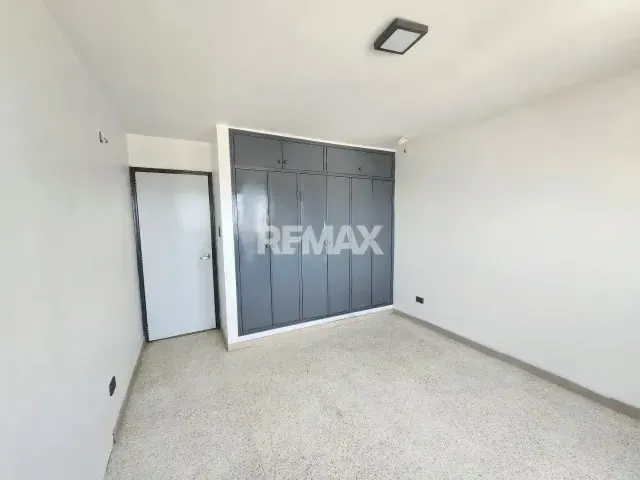 Se vende Apartamento en Edificio Neptuno, Sector la Lago - 15