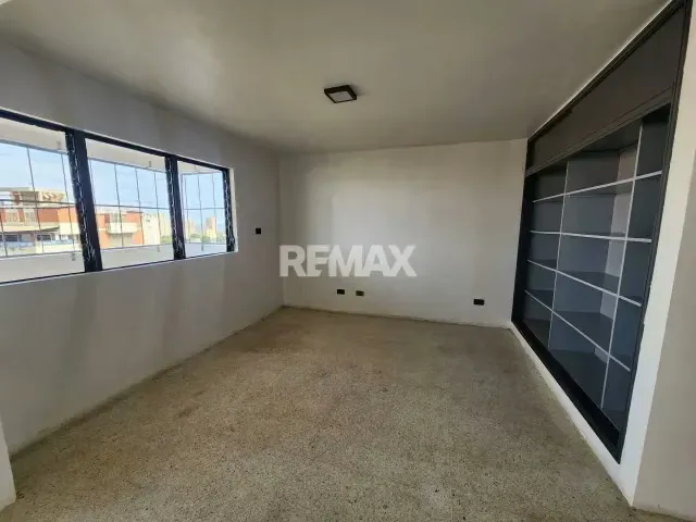 Se vende Apartamento en Edificio Neptuno, Sector la Lago - 3
