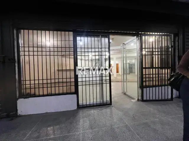 Local en Alquiler. C. C. Sector Pomona Av. Ppal. (Planta Baja)