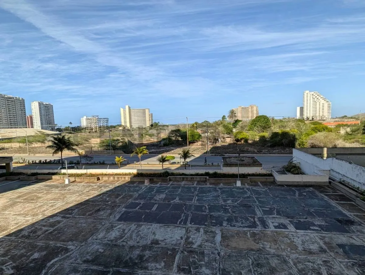 LINDO Y MODERNO APARTAMENTO CON VISTA AL MAR EN PORLAMAR - 12