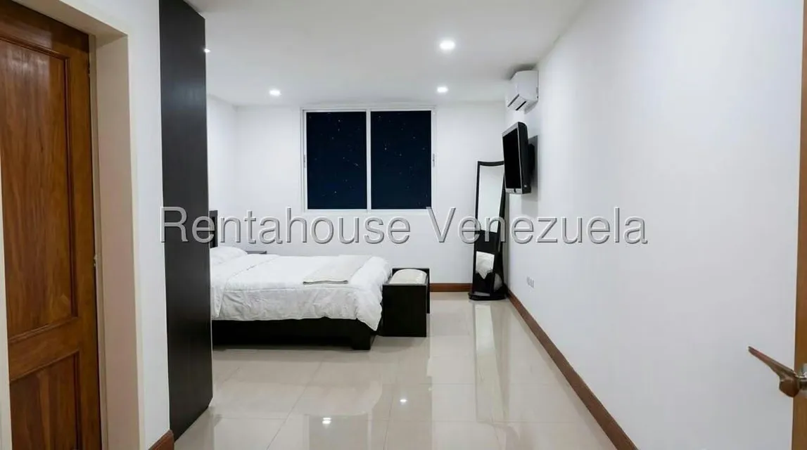 Apartamento (1 Nivel) en Alquiler en Colinas de La Tahona, Distrito Metropolitano - 12