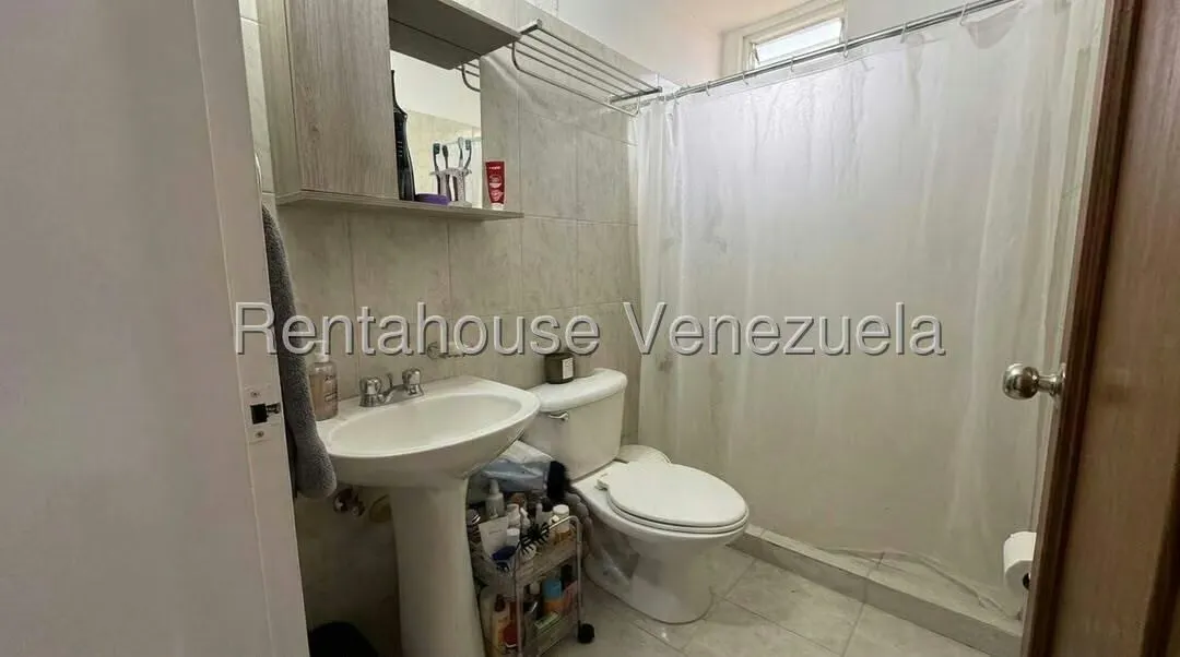 Apartamento (1 Nivel) en Alquiler en Colinas de La Tahona, Distrito Metropolitano - 13