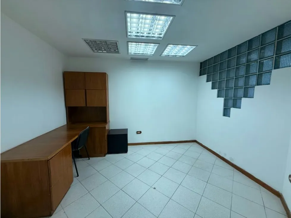 Se alquila oficina 69m2, Urb. El rosal - 4