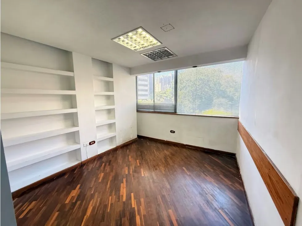 Se alquila oficina 69m2, Urb. El rosal - 7