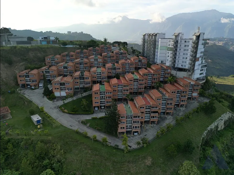 Vendo townhouse 334m2 Villas de Loma Linda 1402